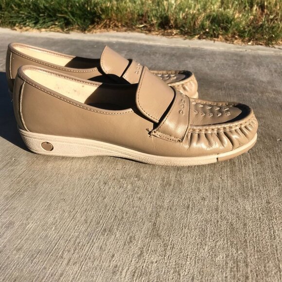 Women's Flat Cream Colored Comfort Loafers - Size 9 - Picture 3 of 7